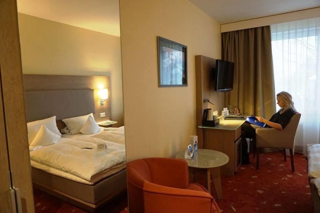 Hotel-Restaurant Vier Linden Stade Bagian luar foto